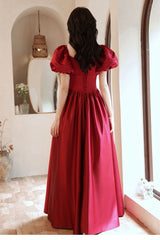 Vestido de fiesta rojo vino con mangas cortas y cuentas en forma de A