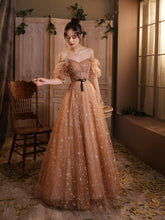Lindo vestido de fiesta largo de tul color champán con escote en forma de corazón