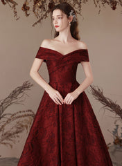 Vestido de fiesta sencillo de corte A con hombros descubiertos en color rojo vino