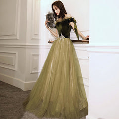Vestido de noche largo de terciopelo y tul con hombros descubiertos en verde y encaje