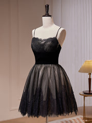 Vestido de fiesta corto con tirantes de tul y encaje negro