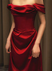Vestido formal largo con hombros descubiertos de satén rojo vino