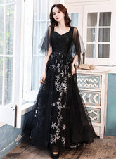 Vestido de fiesta negro con tirantes de cuentas y corte A hasta el suelo