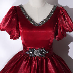 Vestido de fiesta rojo vino con escote en V y cuentas