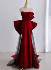Elegante vestido de fiesta largo de satén rojo vino y negro