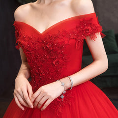 Vestido de fiesta rojo de tul con hombros descubiertos y apliques de encaje
