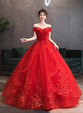 Vestido de fiesta rojo de tul con hombros descubiertos y apliques de encaje