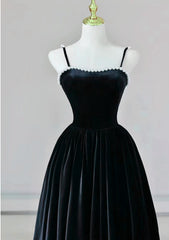 Vestido de fiesta negro de terciopelo con tirantes finos y corte en A hasta el suelo