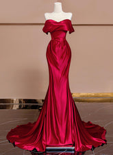 Vestido de noche largo de satén con hombros descubiertos en color rojo vino