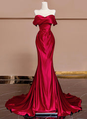 Vestido de noche largo de satén con hombros descubiertos en color rojo vino