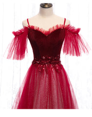 Vestido de fiesta de terciopelo y tul rojo vino con hombros descubiertos
