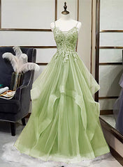 Vestido de fiesta de tul verde con escote en V y apliques de encaje