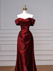 Vestido de fiesta largo con escote en forma de corazón y hombros descubiertos en color rojo vino