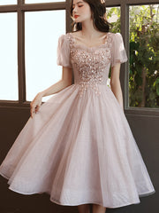 Vestido de fiesta rosa de tul con mangas cortas y cuentas hasta la rodilla