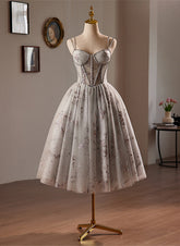 Vestido de fiesta gris con escote en forma de corazón de tul y tirantes con cuentas