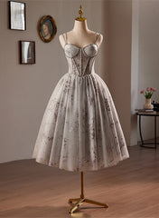 Vestido de fiesta gris con escote en forma de corazón de tul y tirantes con cuentas