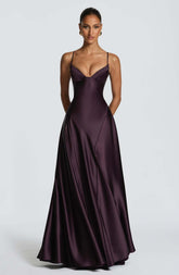 Precioso vestido de fiesta largo con tirantes de tul y satén morado