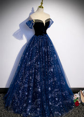 Vestido de fiesta largo de tul azul marino con hombros descubiertos y cuentas