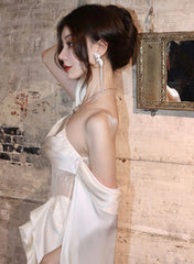 Vestido de noche largo de satén blanco con escote en A y escote redondo