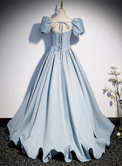 Vestido de fiesta largo de satén azul con perlas