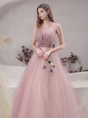Vestido formal largo con tirantes finos de tul rosa y cuentas