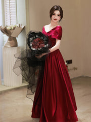 Vestido de fiesta largo de satén rojo vino con corte A y hombros descubiertos