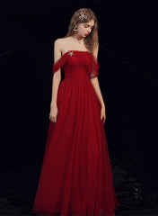 Vestido de noche de tul color rojo vino con hombros descubiertos y corte A