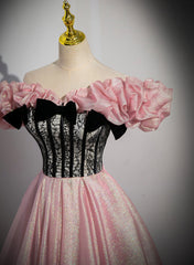 Elegante vestido de noche largo rosa con hombros descubiertos y corte A