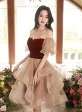 Precioso vestido de fiesta corto con escote en forma de corazón y cuentas