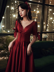 Vestido de fiesta de satén burdeos con mangas cortas y corte A hasta el suelo