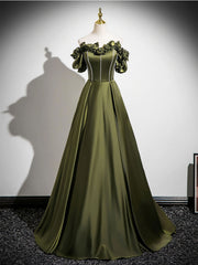 Vestido de fiesta verde con hombros descubiertos, cuentas y flores hasta el suelo