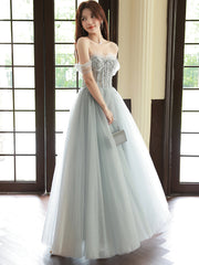 Vestido largo de fiesta con tirantes de tul y cuentas en gris plateado