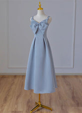 Vestido formal de satén con tirantes finos, largo hasta la rodilla, color gris azulado