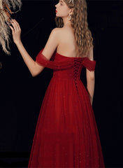 Vestido de noche de tul color rojo vino con hombros descubiertos y corte A