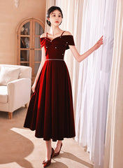 Vestido formal rojo vino con tirantes al descubierto y largo hasta la rodilla