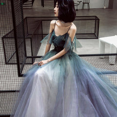 Hermoso vestido de noche largo con tirantes de tul degradado y escote halter.