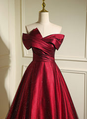 Vestido de fiesta rojo vino y negro con escote en forma de corazón y hombros descubiertos