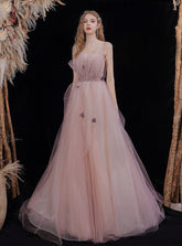 Vestido formal largo con tirantes finos de tul rosa y cuentas