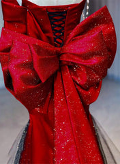 Vestido formal rojo y negro con escote en forma de corazón y hombros descubiertos