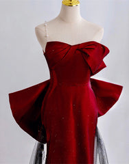 Elegante vestido de fiesta largo de satén rojo vino y negro