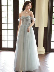 Vestido largo de fiesta con tirantes de tul y cuentas en gris plateado