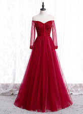 Vestido de noche de tul con cuentas y mangas largas en color rojo vino