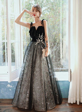 Vestido de fiesta largo negro de corte A con tirantes de tul