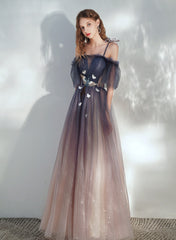 Hermoso vestido de tul degradado con hombros descubiertos y mariposas