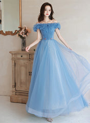 Vestido de fiesta azul con hombros descubiertos, corte A y cuentas, largo hasta el suelo