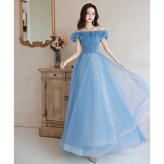 Vestido de fiesta azul con hombros descubiertos, corte A y cuentas, largo hasta el suelo