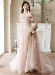 Vestido formal largo de tul rosa con hombros descubiertos