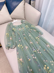Vestido de fiesta verde de tul con mangas largas y estampado floral en forma de A