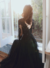 Vestido de fiesta negro de tul con escote en V y mangas largas con encaje