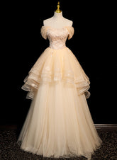 Lindo vestido de fiesta color champán claro con escote en forma de corazón y hombros descubiertos